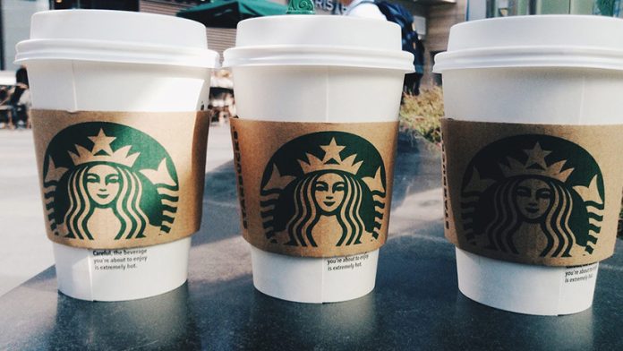 Empleada de Starbucks escribe “frijolero” en vaso de cliente latino