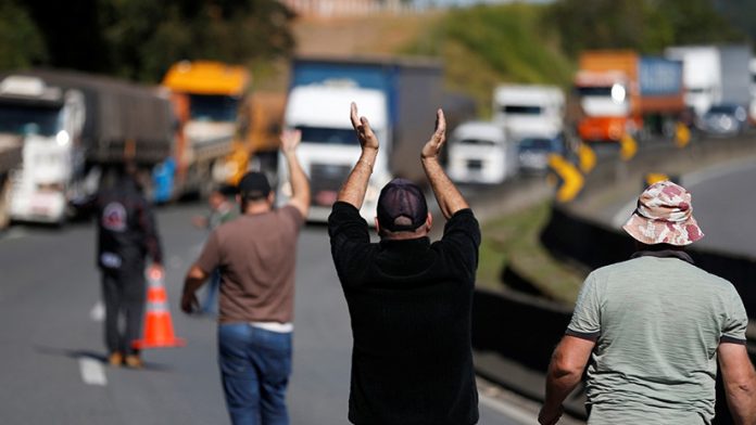 Camioneros protestan en Brasil contra el aumento del combustible