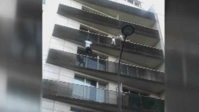 Video: Hombre escala cuatro pisos para salvar a niño