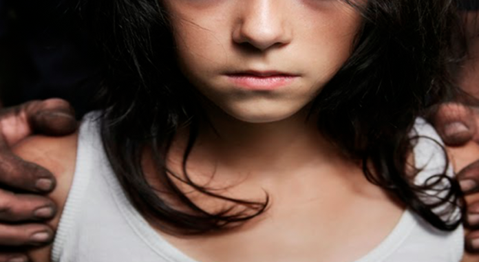 Padre abusó de su hija frente a su otra hija de 4 años