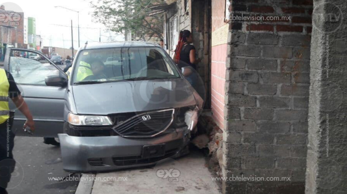 Choca contra una casa y se da a la fuga dejando herida a su esposa