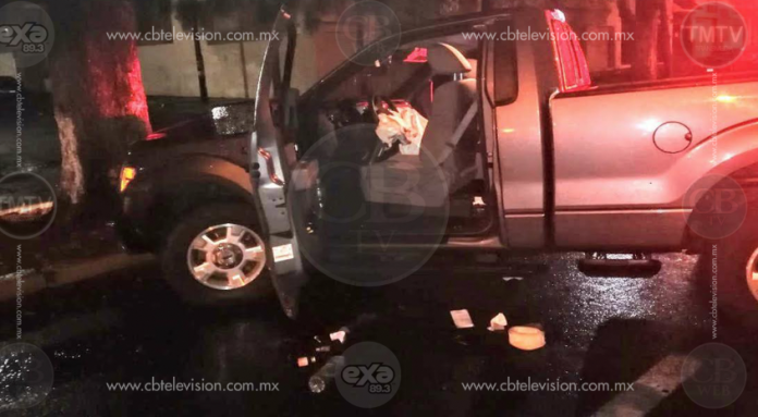 Colisiona camioneta contra un árbol en la Av. Acueducto