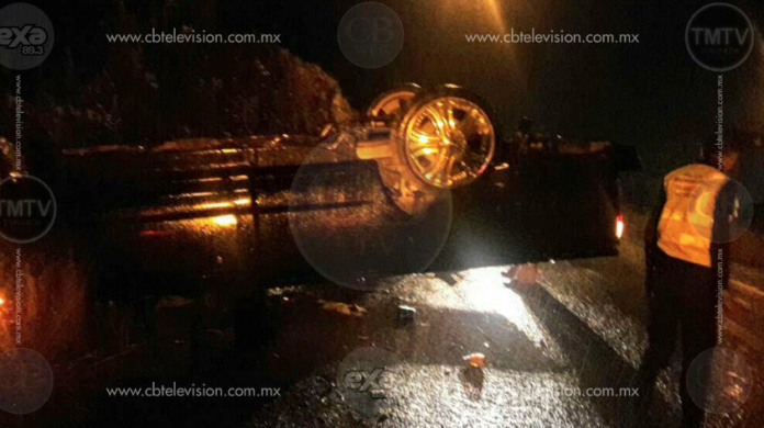 Vuelca camioneta en las inmediaciones del Recinto Ferial
