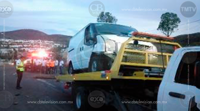 Camino al Recinto Ferial se accidenta camioneta