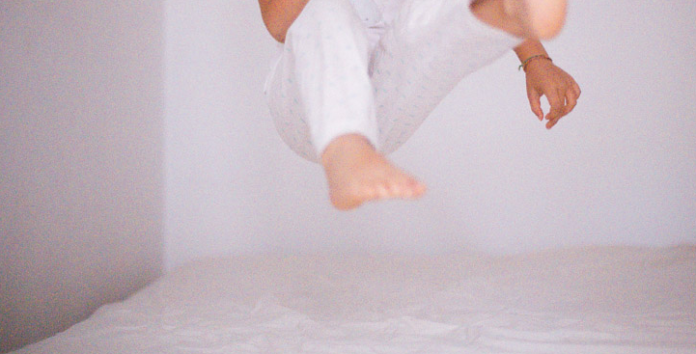 Niña que brincaba en su cama, salió volando por la ventana y falleció