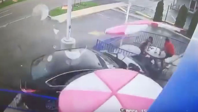 VIDEO: Menor de 14 años conduce auto que le prestó su hermana y se estrella hiriendo a dos VIDEO: Menor de 14 años conduce auto que le prestó su hermana y se estrella hiriendo a dos