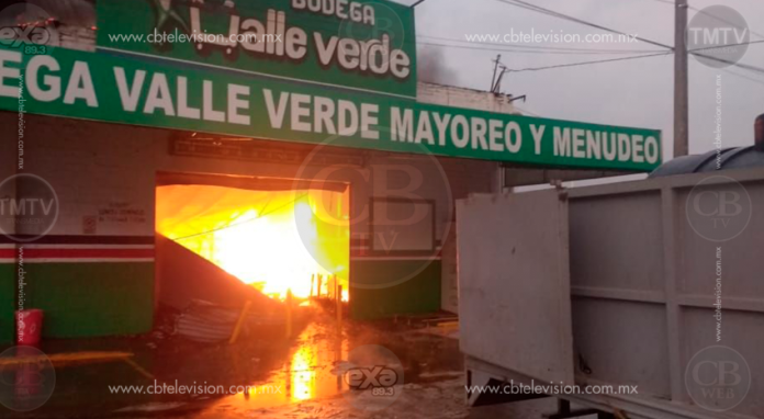 Arde en llamas bodega de “Valle Verde” de Cotija