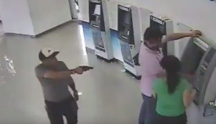 VIDEO: Captan robo a una pareja dentro de un cajero en Azcapotzalco