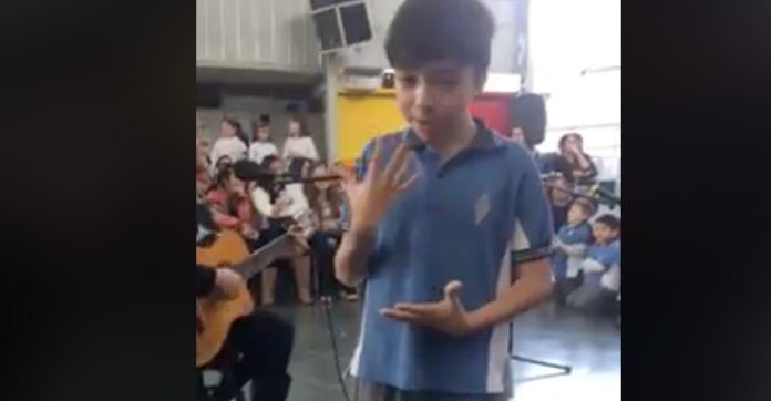VIDEO: Usa lenguaje de señas para cantarle a su mamá y conmueve en redes