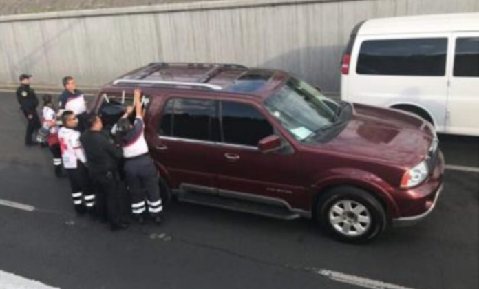 Hallan cadáver en auto abandonado en carriles centrales de Viaducto