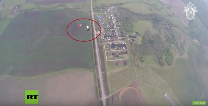 VIDEO: Dos deportistas mueren al enredarse sus paracaídas en el aire