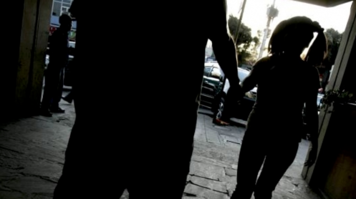 Abuela deja que abusen de su nieta de 13 años por 5 dólares