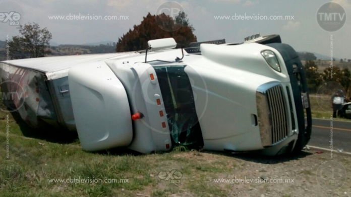 Vuelca tráiler que transportaba huevo y queda herido el conductor