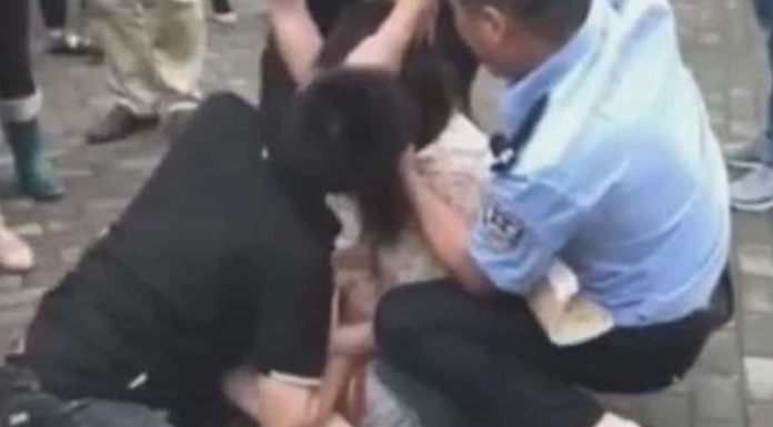 Su novio la dejó y para no dejarlo ir, le atrapa la lengua con los dientes