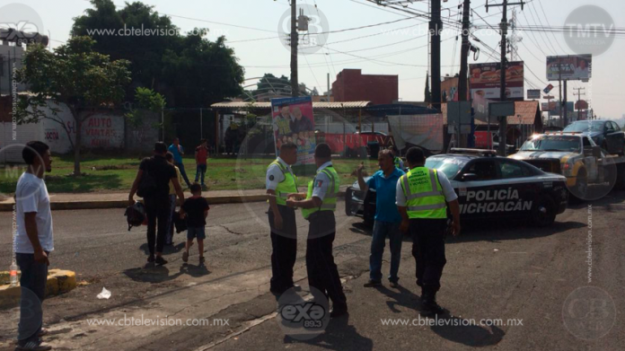 Choque entre camioneta y motocicleta deja dos lesionados, entre ellos un menor de edad
