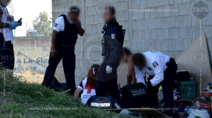 Indigente herido por impactos de postas es ayudado por policías y paramédicos