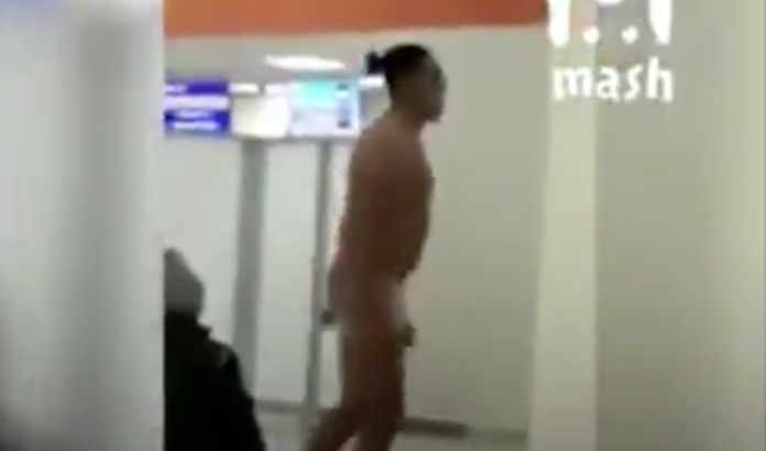 VIDEO: Mexicano se desnuda en aeropuerto de Rusia y baila