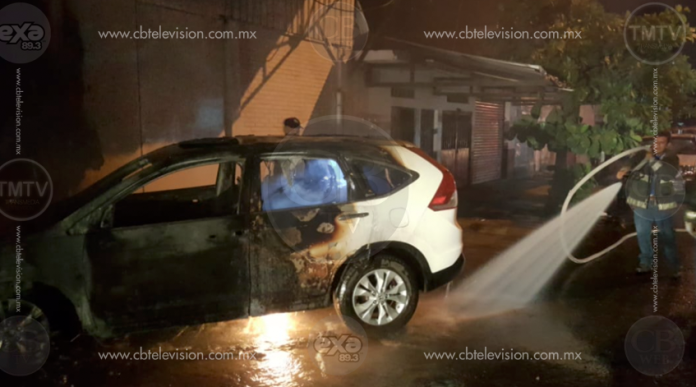 Se incendia camioneta de lujo en Lázaro Cárdenas