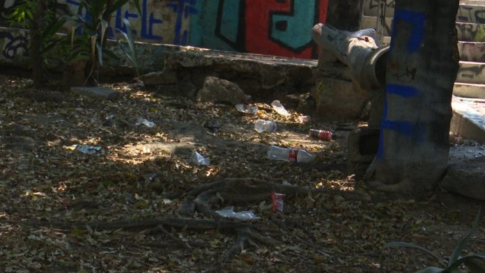 Zona recreativa en la colonia Juana Pavón sumamente afectada por graffiti vandálico y basura