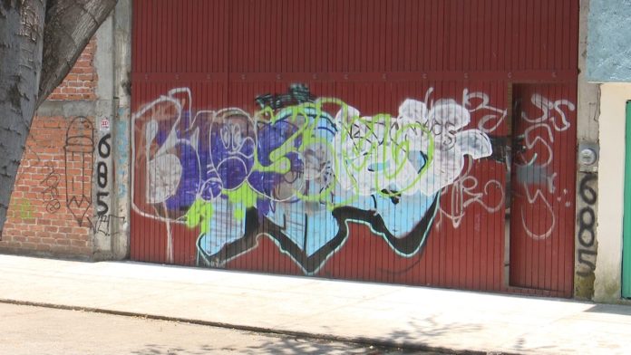 Mariano Escobedo lucha contra el graffiti; vecinos demandan solución