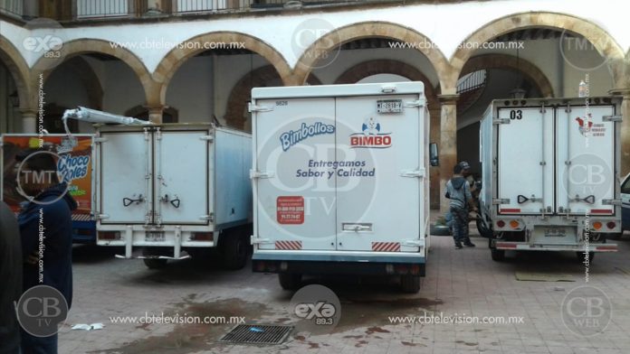 Normalistas retienen vehículos y sustraen la mercancía