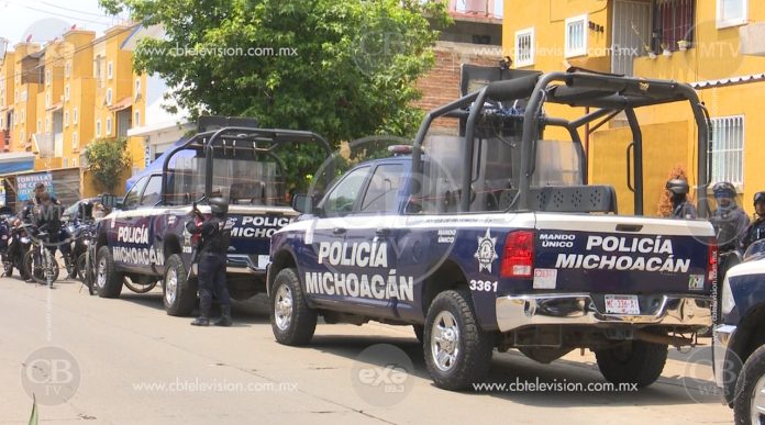 Arrestan a dos personas en Tacámbaro con arma de fuego y droga