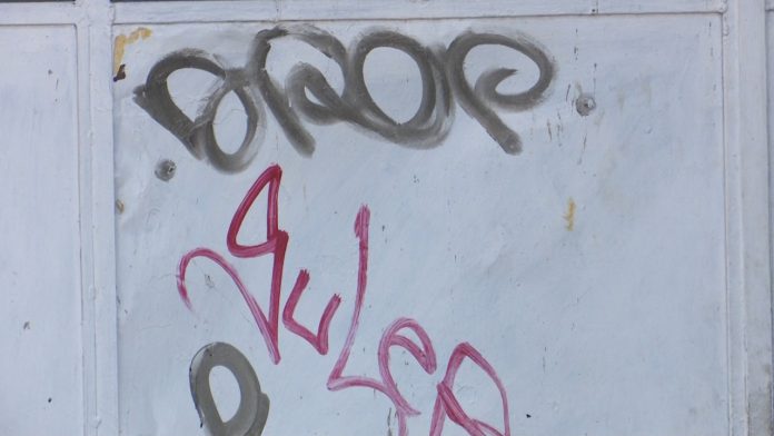 Personas que viven en la colonia Unión Popular, expresaron su molestia respecto al graffiti