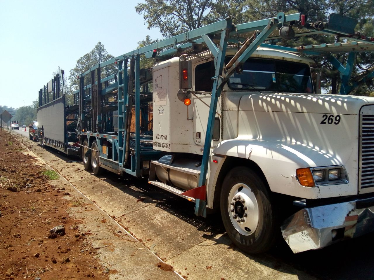 Tráiler “madrina” choca contra un vehículo particular, hay dos heridos