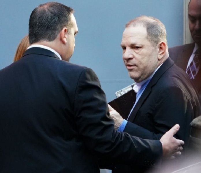 El productor Harvey Weinstein se entregó a las autoridades de Nueva York