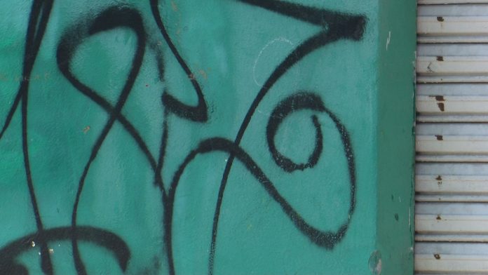 Vecinos de la colonia Independencia piden sanción para grafiteros