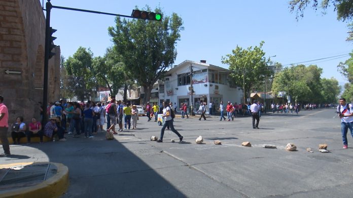 Con piedras, docentes cierran vialidades en Morelia