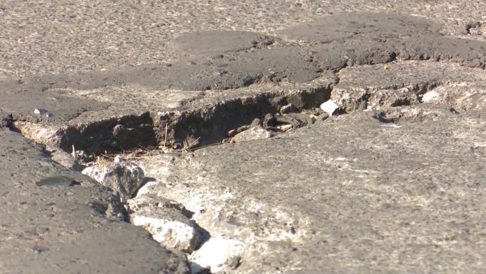 Vecinos de Hacienda del Sol exigen bacheo en las calles