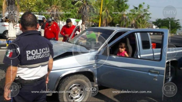 Choque de frente entre dos autos deja tres lesionados