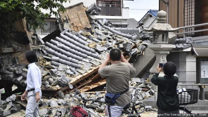 Tres muertos y doscientos heridos tras terremoto en Japón