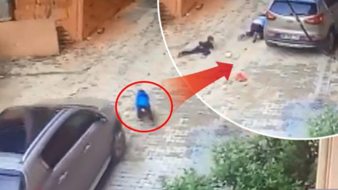 VIDEO: Madre atropella accidentalmente a su hijo; salió ileso