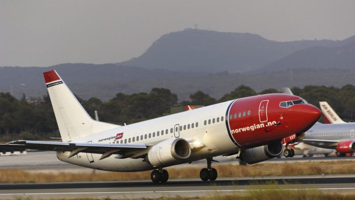 Video: Neumático de avión explota durante aterrizaje de emergencia