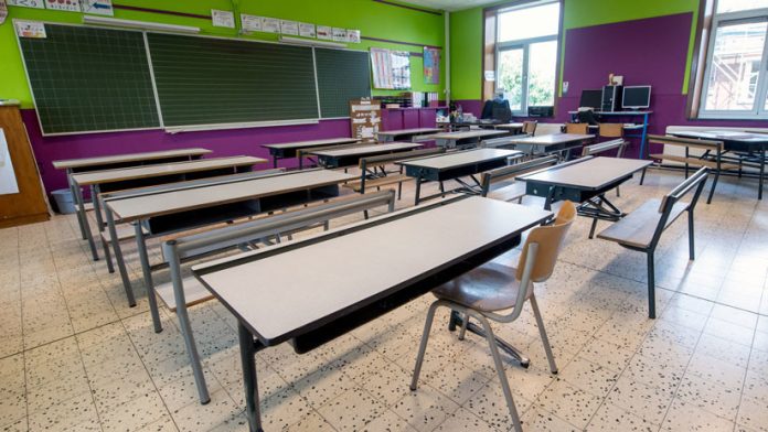 VIDEO: Captan a profesor robando a alumnos durante el receso