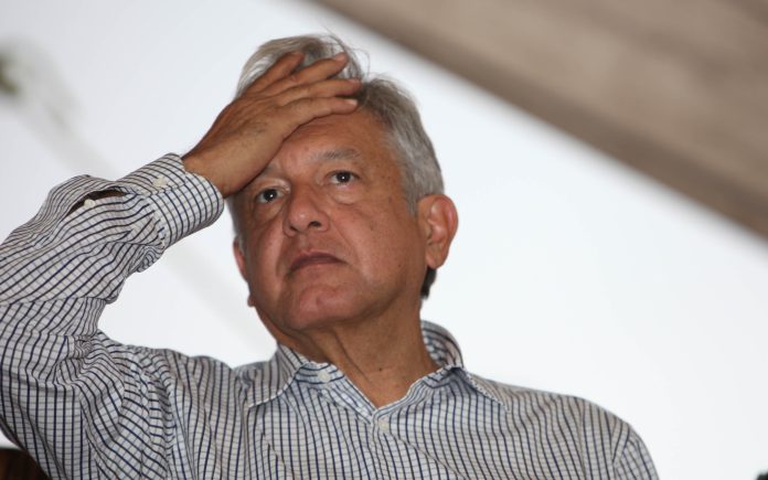 Andrés Manuel López Obrador, encabeza asamblea delegacional de MORENA y toma protesta al comite de MORENA en Iztapalapa, lo acompañan Clara Brugada y Martí Batres, Ciudad de México.Foto: Benjamin Flores / Proceso