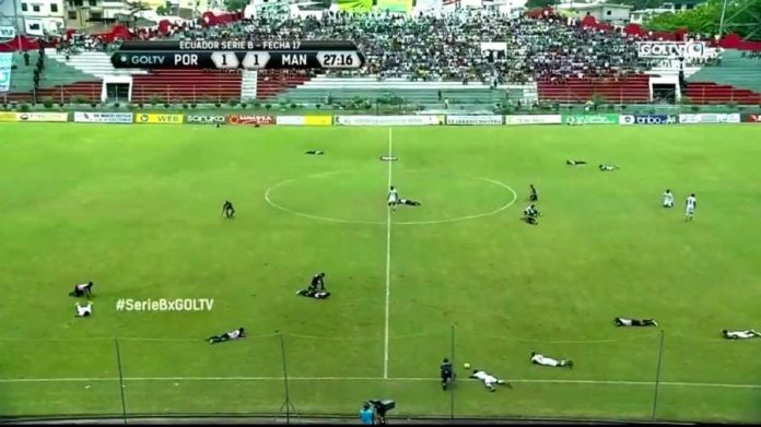VIDEO: Detienen partido por ataque de abejas