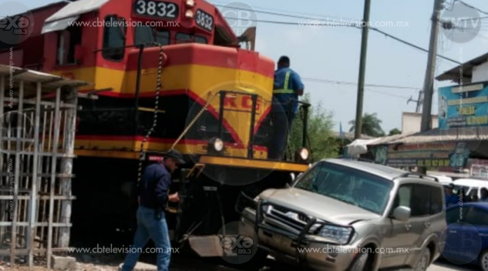Tren impacta y arrastra a vehículo particular en LC