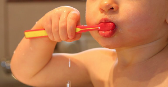 Madre lava dientes con cocaína a su hijo de 3 años y él casi muere Madre lava dientes con cocaína a su hijo de 3 años y él casi muere