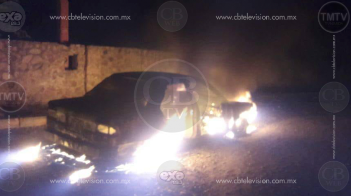 Incendian vehículo atrás del Cuartel Militar de Apatzingán