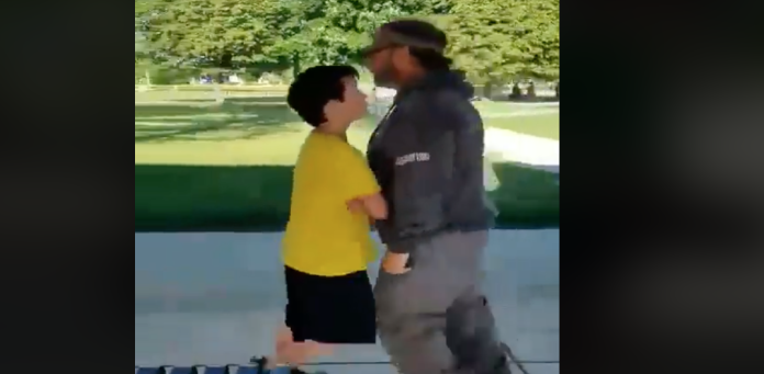 VIDEO: ¡Hay que educar a los niños! La indignante reacción de un niño con un adulto que le impidió rayar coches