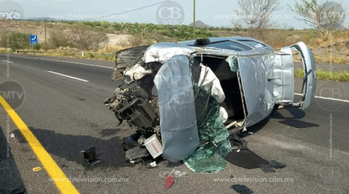 Vuelca coche en la Apatzingán-Cuatro Caminos