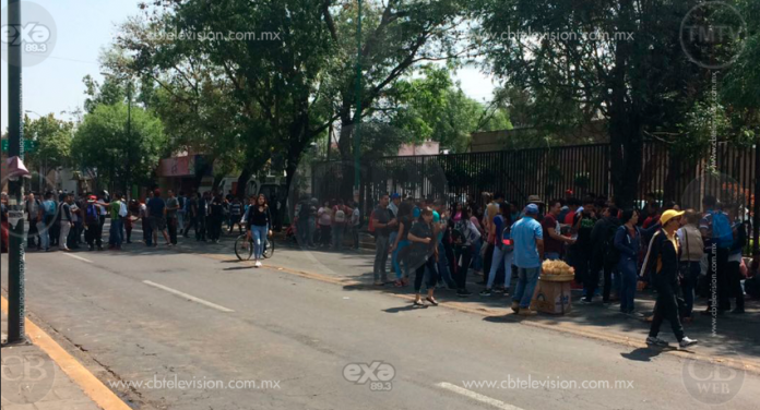 Normalistas bloquean acceso a la SFA