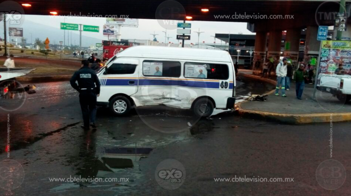 Chocan combi de la Ruta Morada 2 y camioneta en la salida a Charo