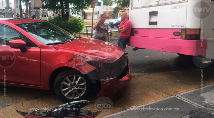 Choque de urbano y vehículo deja un lesionado