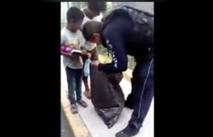 VIDEO: Policía regala zapatos a niños en situación de calle
