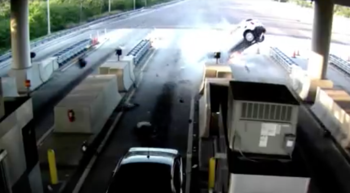 VIDEO (+18): Choca en caseta de cobro y conductor sale volando