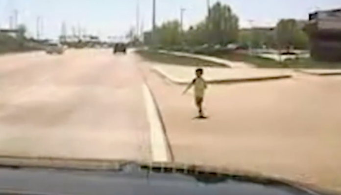 VIDEO: Policía salva a niño de 2 años que corría solo por carretera